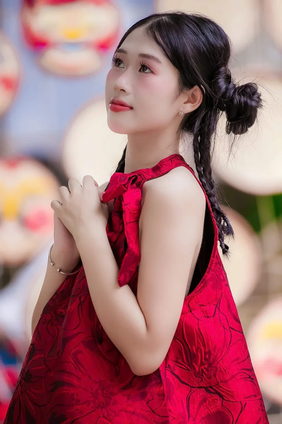 Một sắc đỏ rất riêng — khung hình 2